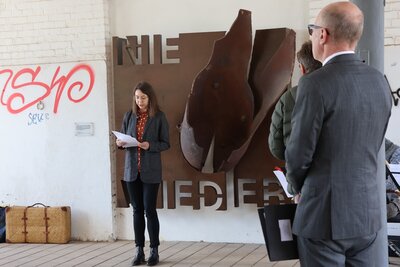Bild vergr&ouml;&szlig;ern: Katharina Slawik vom Stadtarchiv ordnete vor dem Denkmal die Ereignisse rund um den 8. Mai 1945 historisch ein.