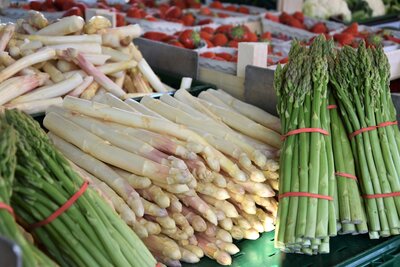 Bild vergr&ouml;&szlig;ern: Club der K&ouml;che S&uuml;dpfalz wird 50: Spargelsch&auml;laktion auf dem Landauer Wochenmarkt