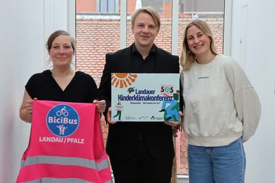 Bild vergr&ouml;&szlig;ern: B&uuml;rgermeister Lukas Hartmann sowie Jenni Follmann (l.) und Pia Maas von der st&auml;dtischen Klimastabsstelle freuen sich &uuml;ber die doppelte Klima-Auszeichnung f&uuml;r Landau.