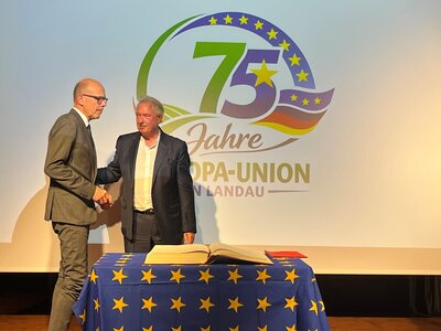 Bild vergr&ouml;&szlig;ern: Bei der Jubil&auml;umsfeier der Europa-Union in Landau, bei der auch Oberb&uuml;rgermeister Dominik Gei&szlig;ler (links im Bild) sprach, trug sich Jean Asselborn ins Goldene Buch der Stadt ein.