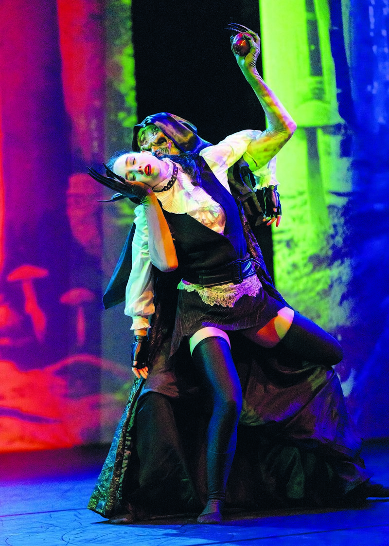 Die Delattre Dance Company pr&auml;sentiert mit &raquo;Snow White and the Dark Queen&laquo; eine spannende, zeitgem&auml;&szlig;e Adaption des alten M&auml;rchenstoffes.