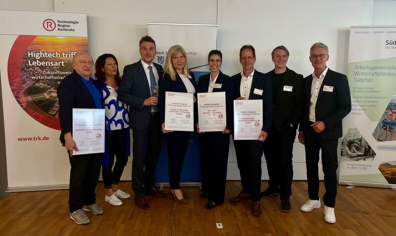Oswald und Karola Maurer von WEPTECH elektronik, Tino Fiedler und Romane Velga von K&Ouml;GEL FILTER, Stefanie Wickert von Wickert Maschinenbau, Peter Schwab von Brandenburger Isoliertechnik, B&uuml;rgermeister Lukas Hartmann und Wirtschaftsf&ouml;rderer Martin Messemer