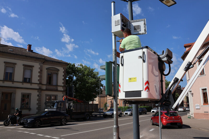 Wer in den vergangenen Tagen in Landau unterwegs war, hat sie vielleicht bereits entdeckt: die neuen grauen K&auml;sten an der Kreuzung Schlossstra&szlig;e/Xylanderstra&szlig;e und wie hier zu sehen an der Kreuzung Maximilianstra&szlig;e/Paul-von-Denis-Stra&szlig;e/Rheinstra&szlig;e.