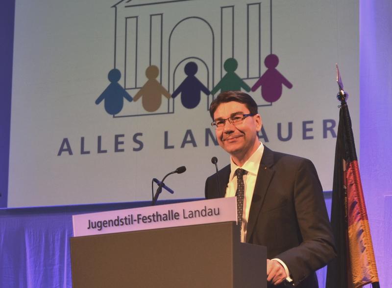 Oberb&uuml;rgermeister Thomas Hirsch beim Neujahrsempfang 2016. Am 8. Januar 2017 l&auml;dt der Stadtchef wieder zum Empfang in die Jugendstil-Festhalle. B&uuml;rgerinnen und B&uuml;rger sind herzlich eingeladen.