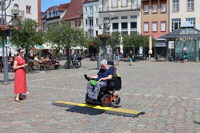Bild vergr&ouml;&szlig;ern: Gertrud Gerdon vom Kommunalen Beirat f&uuml;r die Teilhabe von Menschen mit Behinderungen in Landau probiert die neuen barrierefreien Kabelbr&uuml;cken aus.