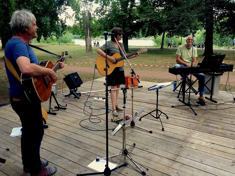 Das Trio Reinig, Braun & B&ouml;hm sorgt beim zweiten Sonntagskonzert im Goethepark f&uuml;r den musikalischen Part. 