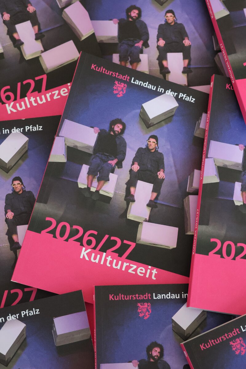 Das Landauer Kulturb&uuml;ro informiert &uuml;ber das vielf&auml;ltige Kulturprogramm &raquo;Kulturzeit 2026/27&laquo; am 23. und 30. Juni auf dem Rathausplatz. 