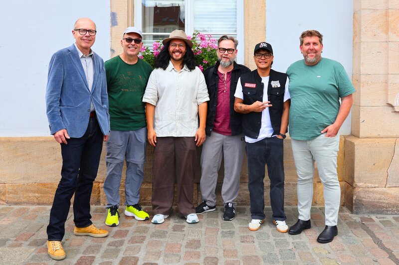 Freuen sich auf die F&ecirc;te de la Musique in der Landauer Innenstadt: Oberb&uuml;rgermeister Dominik Gei&szlig;ler (l.), Matthias M&uuml;ller (2. v. l.), Jeffrey Deubler (3. v. l.) und Yods Pegoro (2. v. r.) von den Fuzo Groovers, die bei der F&ecirc;te de la Musique auftreten we