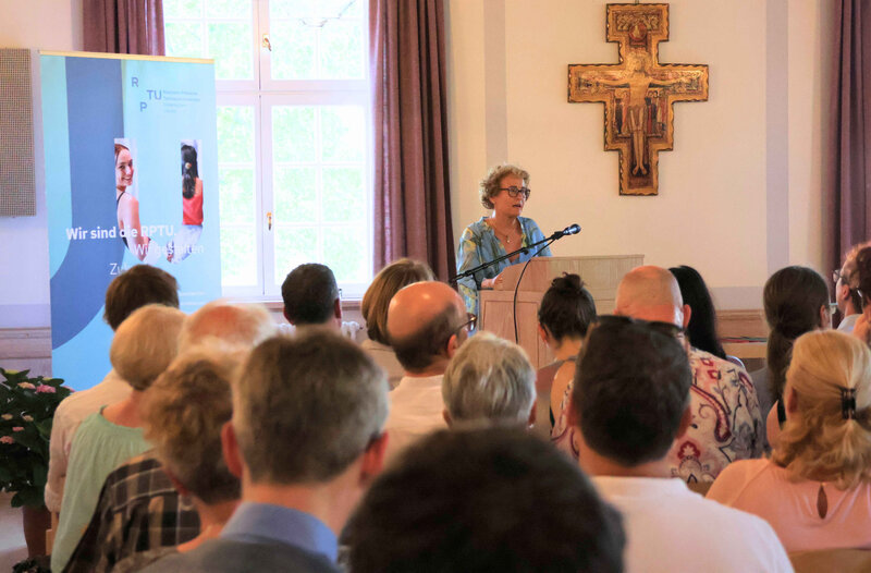 Im Gemeindesaal der Augustinerkirche stellen die Preistr&auml;gerinnen und Preistr&auml;ger der Universit&auml;tspreise 2025 ihre ausgezeichneten Arbeiten vor.