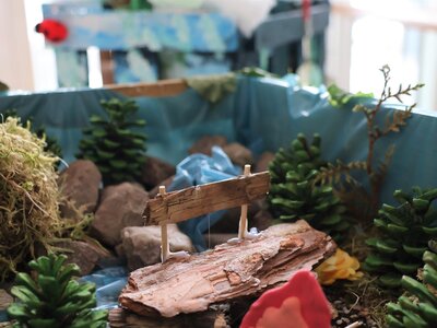 Bild vergr&ouml;&szlig;ern: Im Landauer Rathaus ist ab sofort eine Ausstellung mit Werken von Kindern rund um den Stadtwald zu sehen.