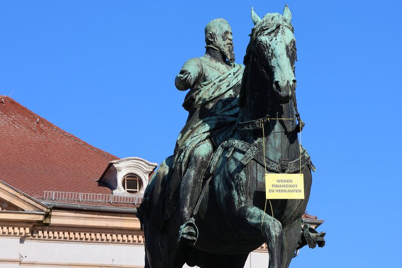 Der Reiter auf dem Landauer Rathausplatz steht nicht zum Verkauf – noch. 