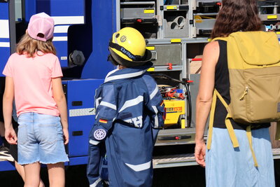 Bild vergr&ouml;&szlig;ern: Beim Landauer Umweltinformationstag kann an der Station des Technischen Hilfswerks die Ausr&uuml;stung ausprobiert werden.