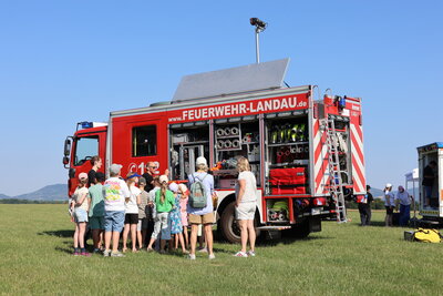 Bild vergr&ouml;&szlig;ern: Beim Umweltinformationstag bekommen die Kinder unter anderem Einblicke in ein Fahrzeug der Landauer Feuerwehr.