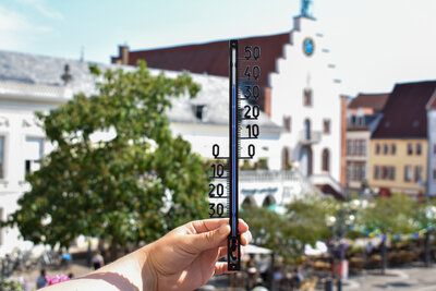 Bild vergr&ouml;&szlig;ern: Wegen der anhaltenden hohen Temperaturen wird das f&uuml;r 27. Juni angedachte Torwandschie&szlig;en in der Landauer K&ouml;nigstra&szlig;e um eine Woche auf den 4. Juli verschoben.