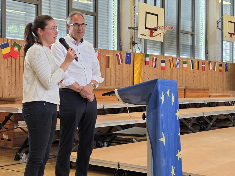 Lena D&uuml;rphold und Dietmar Seefeldt gratulierten den Preistr&auml;gerinnen des Europ&auml;ischen Wettbewerbs aus Stadt und Landkreis in der Turnhalle des MSG in Landau pers&ouml;nlich. 