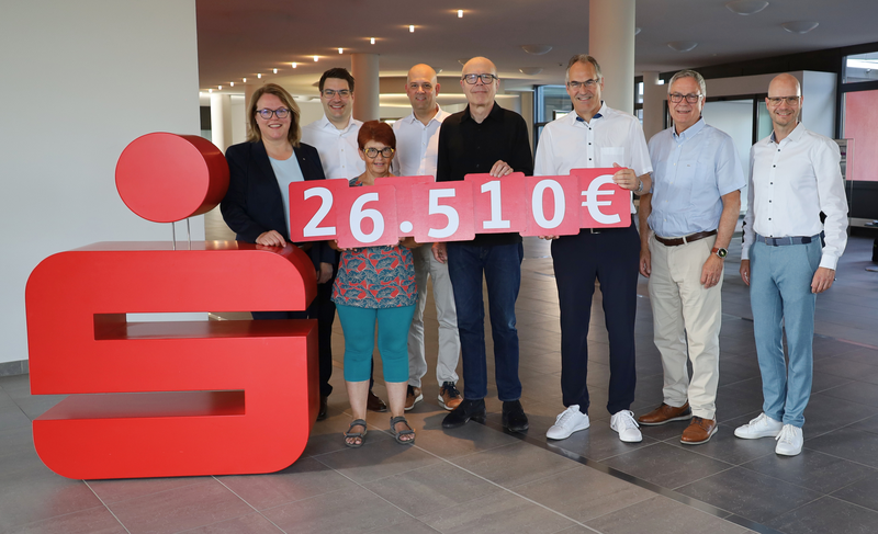 Auf dem Foto (v.l.n.r.): Iris Kommritz, Vorstandsmitglied Sparkasse S&uuml;dpfalz, Benjamin Hirsch, stellvertretender Vorstandsvorsitzender Sparkasse S&uuml;dpfalz, Heidrun Werner, Sportabzeichen-Kreisbeauftragte Landau, Martin Brandl, Landrat Kreis Germersheim, Do