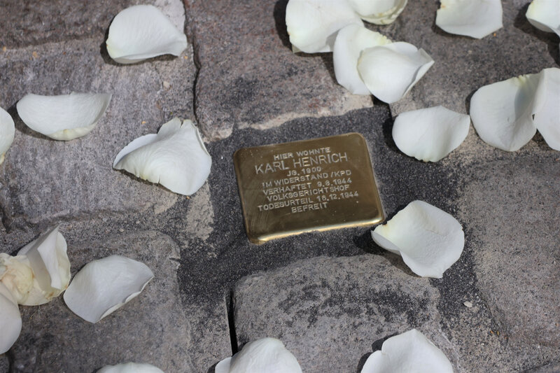 Der neue Stolperstein vor dem Anwesen Marktstra&szlig;e 51 f&uuml;r Karl Henrich erinnert erstmals in Landau an einen Gegner des Nationalsozialismus aus dem kommunistischen Widerstand.