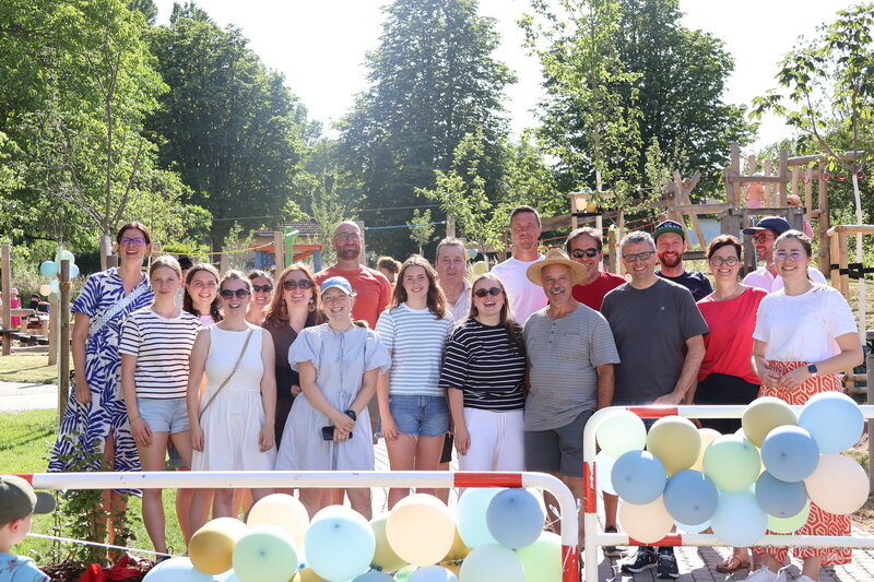 Egal ob Planungsbeteiligte, B&uuml;rgerinnen und B&uuml;rger oder Ortsvorsteherin Carina Langer (links) und Beigeordnete Lena D&uuml;rphold (rechts): Die Freude &uuml;ber den neuen Spielplatz in M&ouml;rzheim ist bei allen gro&szlig;. 