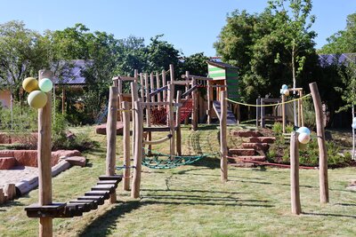 Bild vergr&ouml;&szlig;ern: Das neue Kletterger&uuml;st auf dem M&ouml;rzheimer Spielplatz bietet zahlreiche M&ouml;glichkeiten zum Spielen und Erkunden.