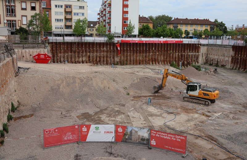 Die Baustelle ist inzwischen weit genug fortgeschritten, um die tragende Bodenplatte zu gie&szlig;en.