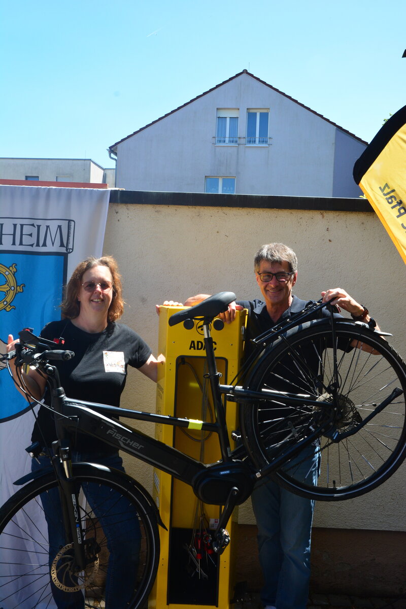 Ein weiterer H&ouml;hepunkt der Veranstaltung war die offizielle Inbetriebnahme der neuen Fahrrad-Service-Station.