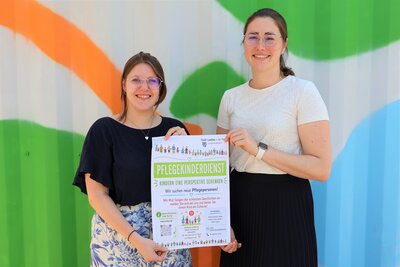 Bild vergr&ouml;&szlig;ern: Beigeordnete Lena D&uuml;rphold (r.) und Luisa-Maria Wendel vom Pflegekinderdienst hoffen auf viele neue Pflegefamilien.