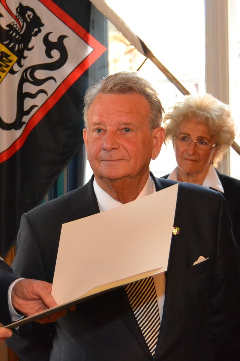 G&uuml;nter Scharhag bei der Verleihung der Ehrenplakette der Stadt Landau f&uuml;r sein langj&auml;hriges Engagement.