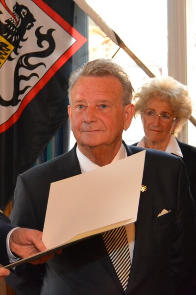 Bild vergr&ouml;&szlig;ern: G&uuml;nter Scharhag bei der Verleihung der Ehrenplakette der Stadt Landau f&uuml;r sein langj&auml;hriges Engagement.