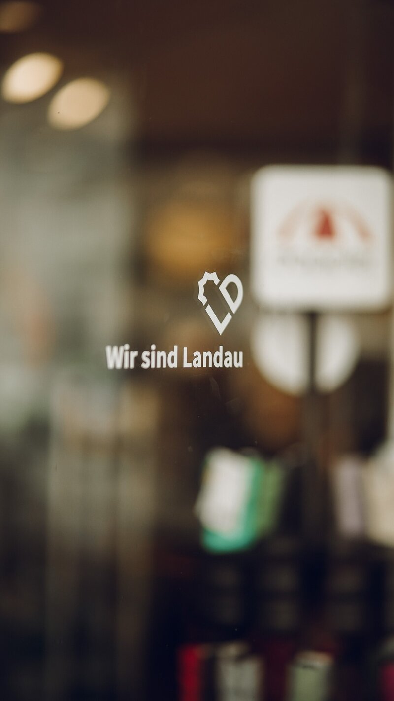 Viele Unternehmen tragen das neue VisitLandau-Logo bereits an ihren Schaufenstern und Eingangst&uuml;ren. 