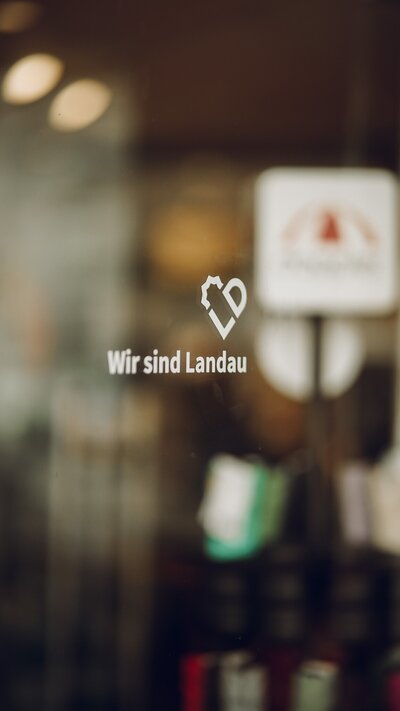 Bild vergr&ouml;&szlig;ern: Viele Unternehmen tragen das neue VisitLandau-Logo bereits an ihren Schaufenstern und Eingangst&uuml;ren.