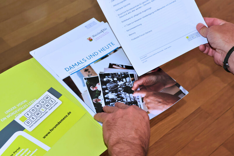 Die Aktivierungsmappe enth&auml;lt unter anderem ein Biografieheft, einfache Koch- und Backrezepte, ein Memoryspiel und zahlreiche Besch&auml;ftigungsideen f&uuml;r den Alltag. Au&szlig;erdem finden sich darin eine Notfallkarte f&uuml;r pflegende Angeh&ouml;rige sowie Informationen zu 