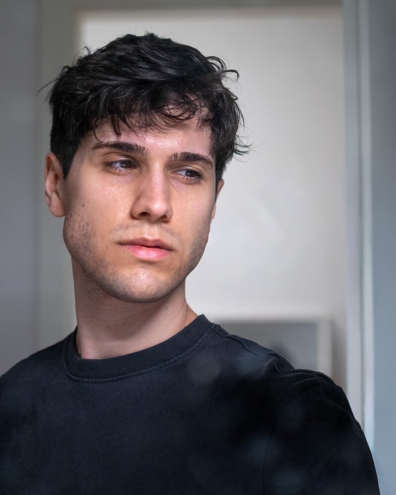 Autor Norman Wolf berichtet von seinen eigenen Erfahrungen mit Mobbing, Ausgrenzung und den Herausforderungen, die mit dem Gef&uuml;hl verbunden sein k&ouml;nnen, anders zu sein.