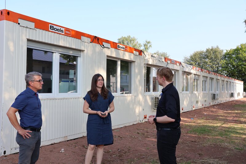 Lukas Hartmann, Lena D&uuml;rphold und Timo Pust (v.r.n.l.) beim Vor-Ort-Termin in Nu&szlig;dorf. Hier hat die Stadt moderne Schulcontainer aufgestellt. 
