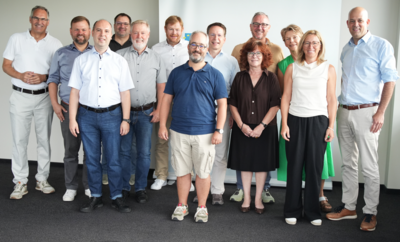 Bild vergr&ouml;&szlig;ern: Das Foto zeigt die Teilnehmerinnen und Teilnehmer des Info-Meetings zur Reaktivierung der Bahnstrecke zwischen Landau und Germersheim vom 5. August 2026 bei der Kreisverwaltung Germersheim in R&uuml;lzheim (v.l.n.r.): S&Uuml;W-Landrat Dietmar Seefeldt, Simon Wingerter (B&uuml;rgermeister der Verbandsgemeinde Offenbach an der Queich), Marco Stoll Vertragsmanager Bus beim Zweckverband Schienenpersonennahverkehr Rheinland-Pfalz S&uuml;d (Z&Ouml;PNV S&uuml;d), Martin Hammer (Ortsb&uuml;rgermeister Essingen), Hannes Kirsch (Ortsb&uuml;rgermeister Lustadt), Bernward Heinemann (Bereichsleiter S&uuml;d-West bei der STE Management GmbH und externer Experte f&uuml;r Bahnprojektplanung), Timo Freund (Beigeordneter der Ortsgemeinde Lingenfeld), Michael Heilmann, Z&Ouml;PNV S&uuml;d-Verbandsdirektor, Elke Thomas (Ortsb&uuml;rgermeisterin Bornheim), dahinter Marcus Schaile (B&uuml;rgermeister der Stadt Germersheim), Susanne Grabau (Ortsb&uuml;rgermeisterin Westheim), Susanne Lechner (Ortsb&uuml;rgermeisterin Zeiskam), Martin Brandl, Landrat f&uuml;r den Kreis Germersheim.