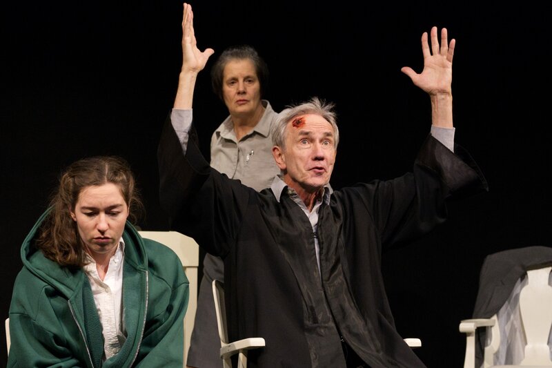 Das Chawwerusch Theater erz&auml;hlt Kleists Kom&ouml;die &raquo;Der zerbrochne Krug&laquo; mit viel Tempo, feinem Humor und gro&szlig;er Spielfreude. 
