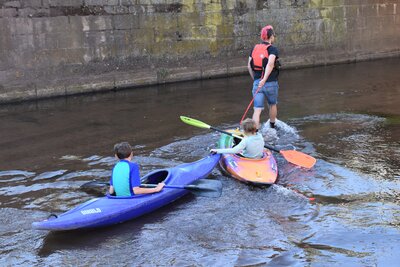 Bild vergr&ouml;&szlig;ern: Action auf und im Wasser: Zu den Angeboten der Ferienkarte geh&ouml;rte auch ein Kanuerlebnis auf der Queich.