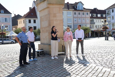 Bild vergr&ouml;&szlig;ern: Gemeinsam mit Mitarbeiterinnen und Mitarbeitern der Stadtverwaltung sowie Partnerinnen und Partnern begr&uuml;&szlig;te Beigeordnete Lena D&uuml;rphold die Teilnehmerinnen und Teilnehmer des Aktionstags &raquo;Sicherer Schulweg