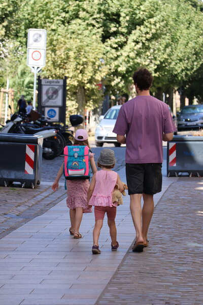 Bild vergr&ouml;&szlig;ern: 73 Erstkl&auml;sslerinnen und Erstkl&auml;ssler nahmen am diesj&auml;hrigen Aktionstag &raquo;Sicherer Schulweg&laquo; der Stadt Landau teil.