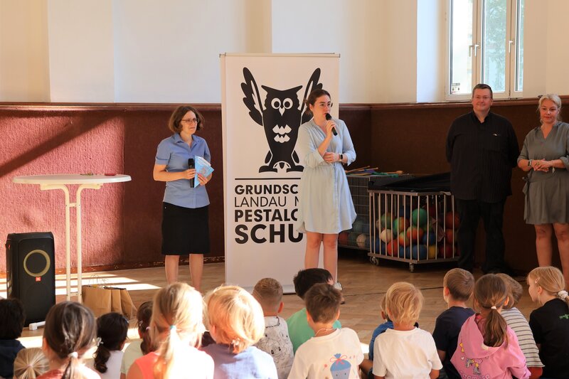 Den Erstkl&auml;sslerinnen und Erstkl&auml;ssler der Pestalozzischule haben Bibliotheksleiterin Amelie L&ouml;hlein (links) und Schuldezernentin Lena D&uuml;rphold (2. v. l.) die Schult&uuml;ten pers&ouml;nlich vorbeigebracht.