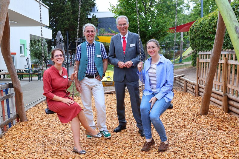 Nieske Schilling (links), Sprecherin der Gesch&auml;ftsleitung von Diakonissen Bethesda Landau, J&uuml;rgen Boesche (zweiter von links), Mitglied der Gesch&auml;ftsleitung von Diakonissen Bethesda Landau, Udo Langenbacher (zweiter von rechts), Finanzvorstand von Diakoni