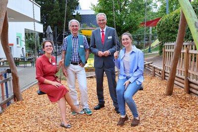 Bild vergr&ouml;&szlig;ern: Nieske Schilling (links), Sprecherin der Gesch&auml;ftsleitung von Diakonissen Bethesda Landau, J&uuml;rgen Boesche (zweiter von links), Mitglied der Gesch&auml;ftsleitung von Diakonissen Bethesda Landau, Udo Langenbacher (zweiter von rechts), Finanzvorstand von Diakonissen Speyer, und Lena D&uuml;rphold (rechts), Beigeordnete der Stadt Landau, freuen sich &uuml;ber die Investition in die Zukunft und die Erweiterung des Kinderhauses am Fort.