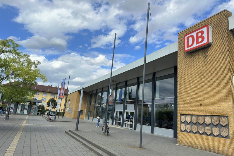 Der Landauer Stadtrat macht deutlich: Das DB-Reisezentrum am Hauptbahnhof muss bleiben.
