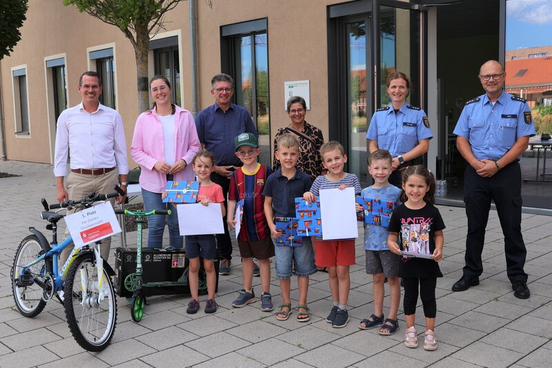 Die erfolgreichsten Teilnehmerinnen und Teilnehmer der Aktion &raquo;Sicherer Schulweg&laquo; wurden jetzt von Schuldezernentin Lena D&uuml;rphold (2.v.l.), Schulamtsleiter Ralf M&uuml;ller (4.v.l.), der Polizei und Sponsorinnen und Sponsoren geehrt.