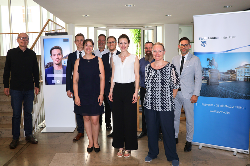 Das Franz-Projektteam, bestehend aus Mitarbeitenden der Stadtverwaltung Landau sowie der CUX GmbH aus Landau, freut sich &uuml;ber den erfolgreichen Start von Franz. Oberb&uuml;rgermeister Dominik Gei&szlig;ler (links) gratuliert dem Team zu diesem Meilenstein.