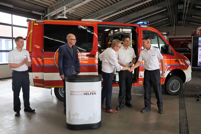 Offizielle Indienststellung: Bundestagsabgeordneter Thomas Gebhart (3.v.l.) &uuml;bergibt den Schl&uuml;ssel f&uuml;r den neuen CBRN-Erkunder im Beisein vom Oberb&uuml;rgermeister Dominik Gei&szlig;ler (2.v.l.) und BKI Stefan Krauch (links) an die F&uuml;hrung des Gefahrstoffzuges Mich