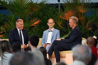 Bild vergr&ouml;&szlig;ern: Ministerpr&auml;sident Gordon Schnieder, Dr. med. Jonas Hofmann-Eifler (Gr&uuml;nder der S&uuml;dpfalzdocs) sowie SWR Moderator Martin Seidler bei der Preisverleihung und der Aufzeichnung der SWR-Sendung &raquo;Ehrensache&laquo;.