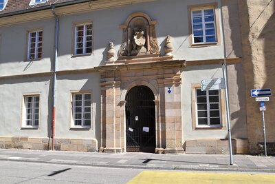 Bild vergr&ouml;&szlig;ern: Der Zugang zum Kreuzgang in der Landauer K&ouml;nigstra&szlig;e ist aktuell versperrt.