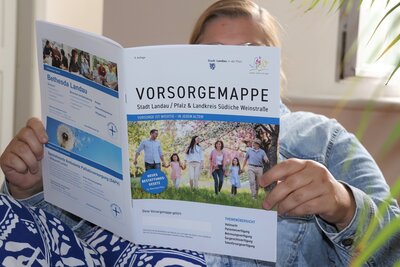Bild vergr&ouml;&szlig;ern: Die f&uuml;nfte Auflage der Vorsorgemappe ist ab sofort kostenlos beim B&uuml;rgerb&uuml;ro der Stadt Landau im Rathaus, im Kreishaus sowie in den Dienstgeb&auml;uden 2 und 3 der Kreisverwaltung S&uuml;dliche Weinstra&szlig;e und bei allen Verbandsgemeindeverwaltungen im Landkreis erh&auml;ltlich.