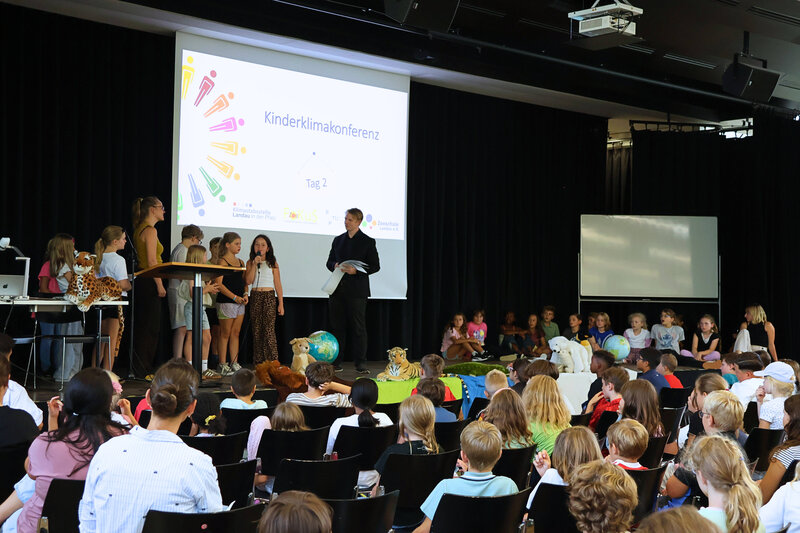 Acht vierte Klassen der Landauer Grundschulen pr&auml;sentieren bei der Landauer Kinderklimakonferenz B&uuml;rgermeister und Klimadezernent Lukas Hartmann (Mitte) ihre Ideen und Vorschl&auml;ge f&uuml;r mehr Klimaschutz in Landau. 