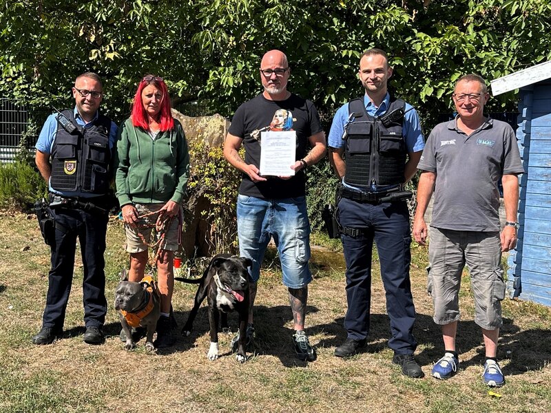 Mitarbeiter des st&auml;dtischen Ordnungsamtes und Vorstandsmitglieder des Vereins Tierschutz S&uuml;dpfalz beim Vor-Ort-Termin im Tierheim.